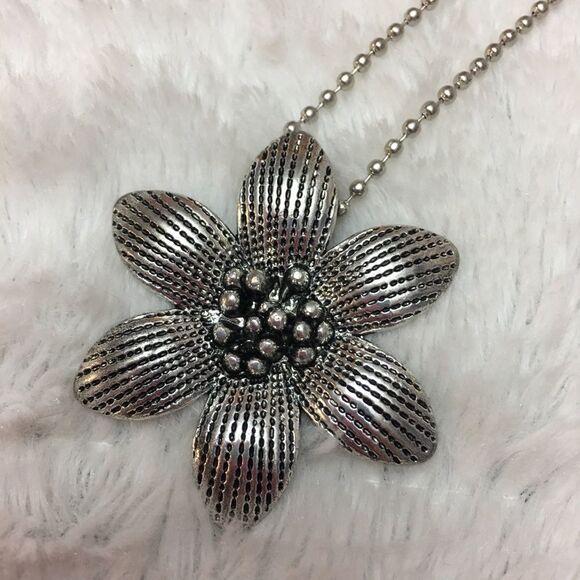 (P2) Flower Necklace - Picture 2 of 6